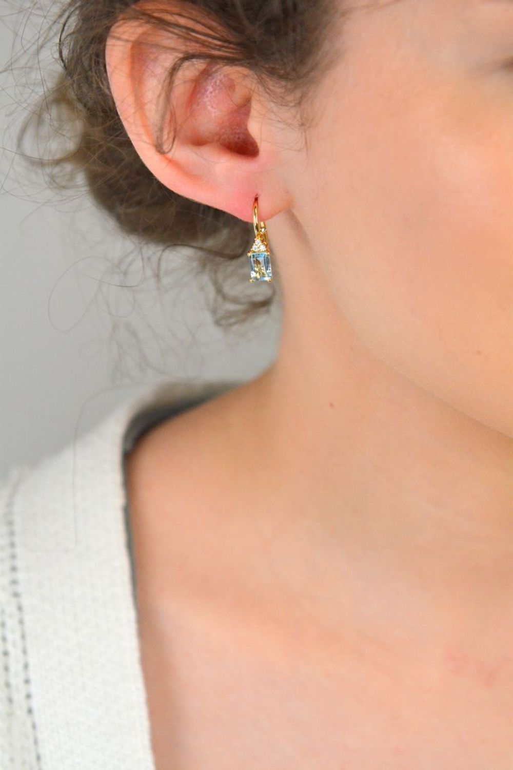 Kolczyki złote wiszące z niebieską cyrkonią, pr 585 KL 9022 585 Kolczyki złote wiszące, ozdobione prostokątną niebieską cyrkonią, wykonane z wysokiej jakości złota próby 585, 1.jpg